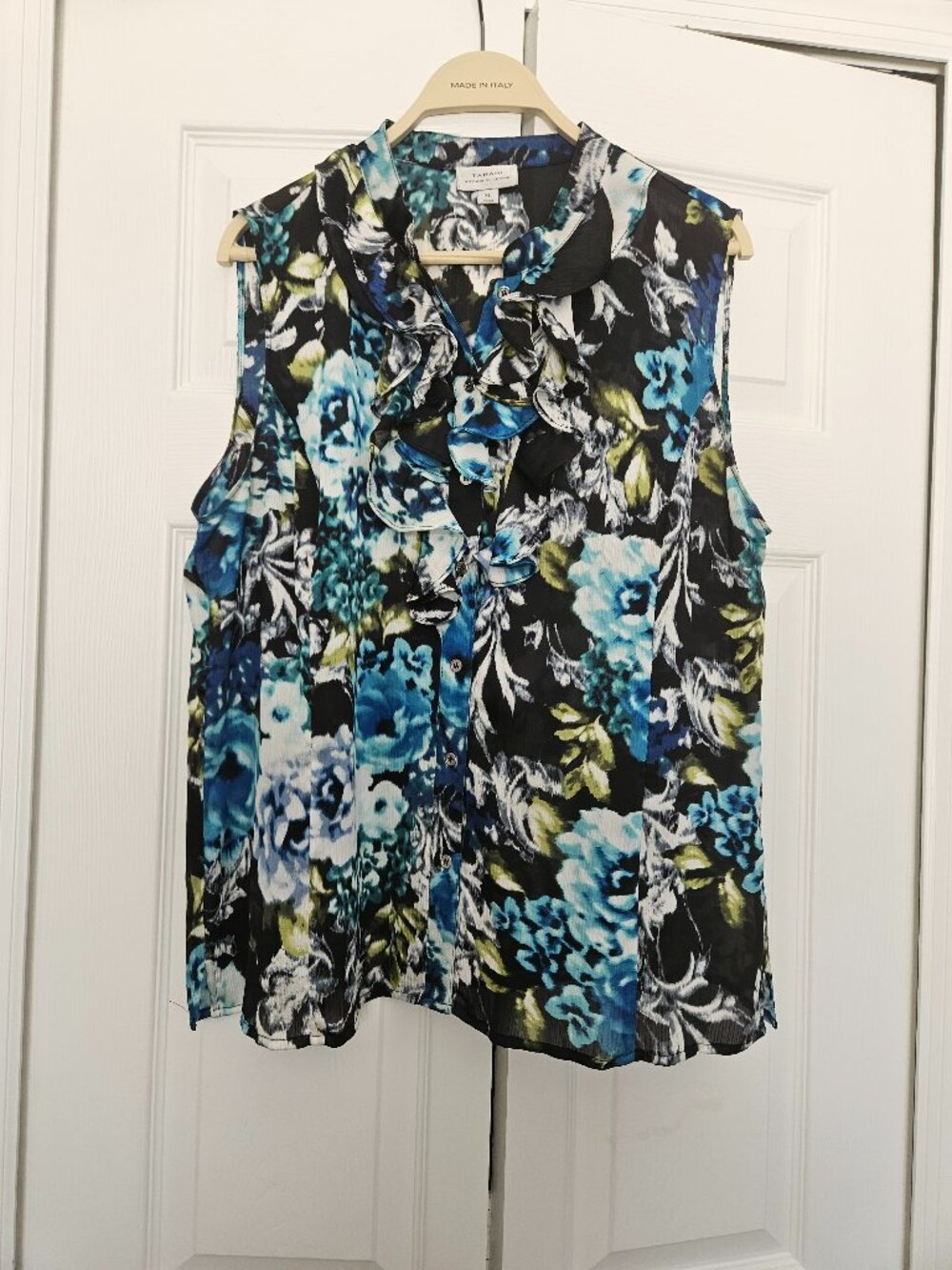 Sleeveless Black Professional Vest with Floral Design